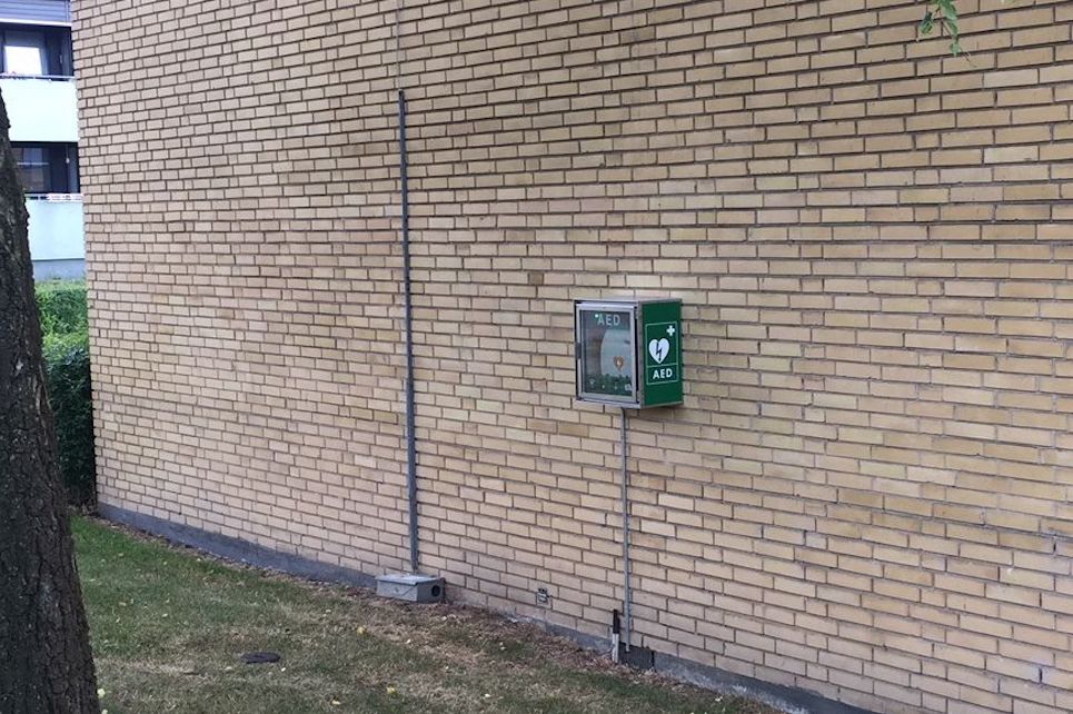 Hjertestarter på gavlen ved nummer 5